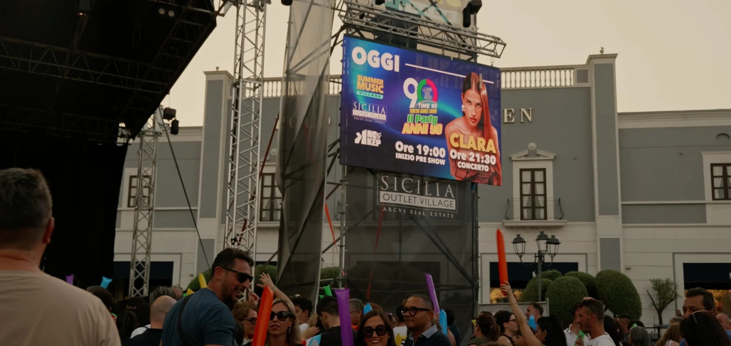 Clara al Sicilia Outlet Village: musica e 4.000 persone in Piazza Eventi gallery 3