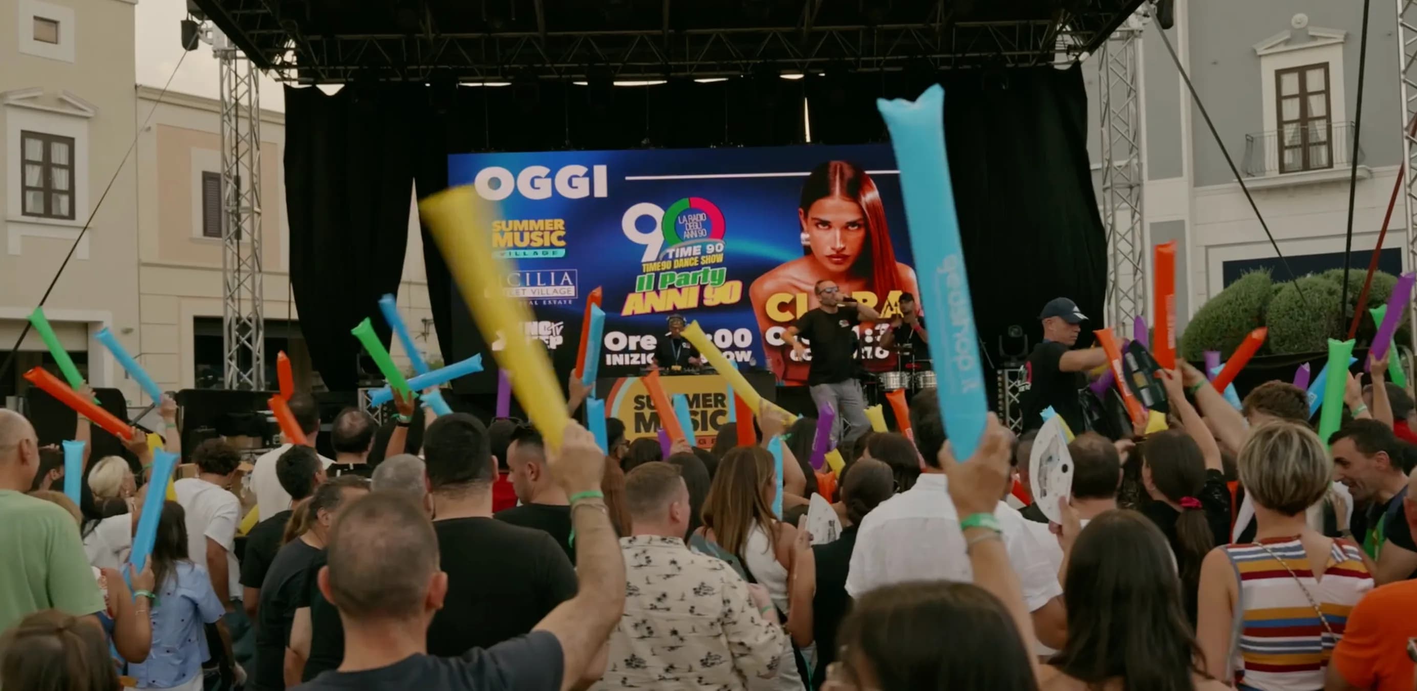Clara al Sicilia Outlet Village: musica e 4.000 persone in Piazza Eventi gallery 1